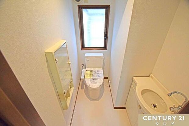 【いつもきれいで、爽やか】お掃除楽々のトイレは1階2階にあります。トイレもリラックススペースの一つ。ウォシュレット機能付きの清潔感のあるトイレです。