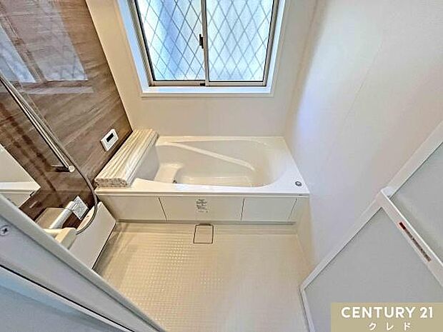 浴槽は節水もできるベンチタイプの浴槽に交換！お子様とのお風呂の時も安心。ゆったりと半身浴を楽しむこともできます。大きな窓は換気も良好なので洗剤を使ったお掃除にも安心できますね。