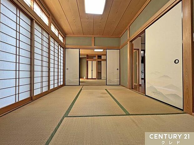 【1階　和室6帖】夏は畳の上でお昼寝、冬はこたつでみかん、日本家屋だからこそ味わえる幸せのひと時となりそう。