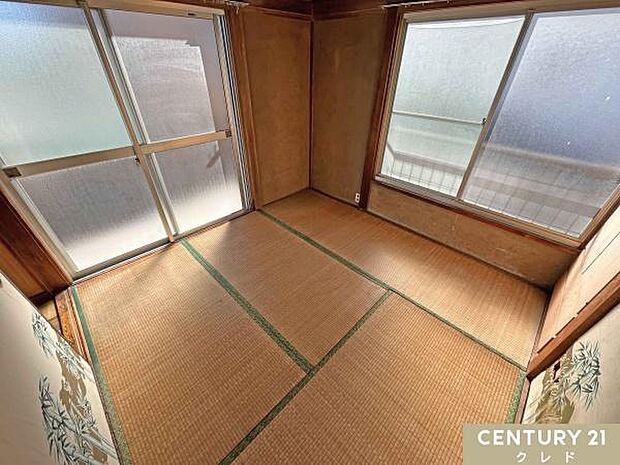 【2階4.5帖和室】2面採光ですので室内深くまで自然光が届き、温かい空間になります！優しい陽射しに包まれて気持ちよく過ごせます。