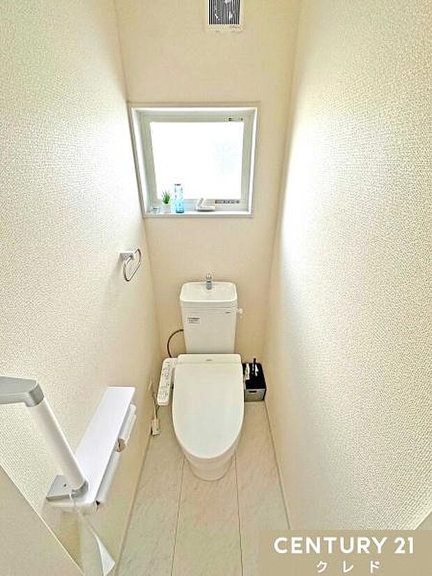 【いつも綺麗に清潔に！】ウォッシュレット付きトイレです。もちろん窓も付いてるので空気の入れ替えも楽にできます。