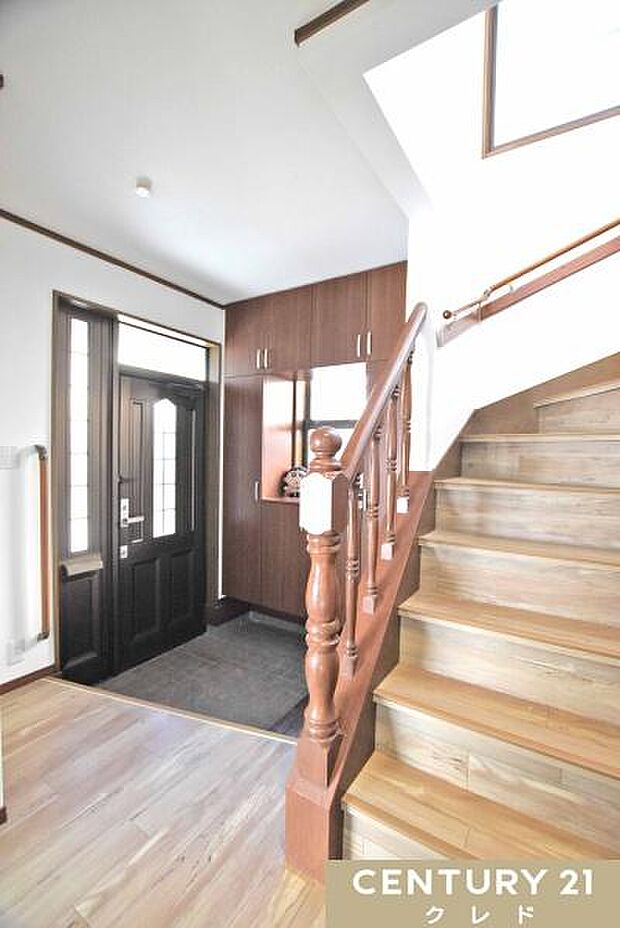 【家族を出迎える玄関】木製で温かみのある落ち着いた玄関。玄関からすぐに階段があります。収納がるので足元もすっきり整えられます！