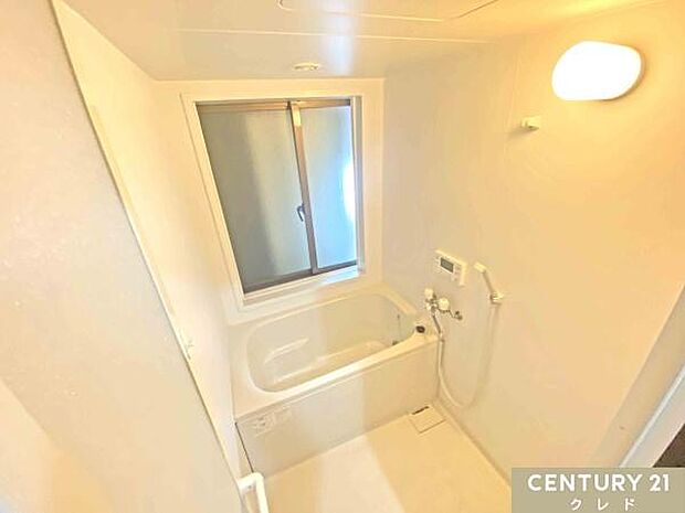 【3階浴室】窓付きで自然換気がスムーズ採光もあり明るく気持ちの良い空間日中の入浴も気持ちよくお使い頂けます入浴後は窓を開けてしっかりと換気ができ、防カビや湿気対策にも配慮されています