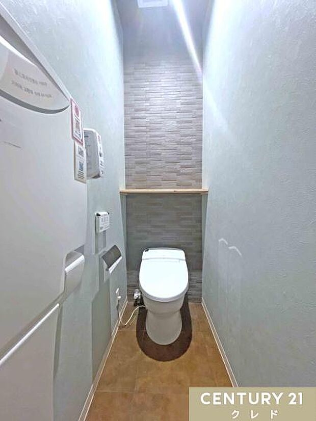 【2階店舗側トイレ】快適でオシャレなトイレ空間見た目もオシャレなタンクレストイレに乳幼児連れ対応・おむつ交換台もございます。快適なトイレ空間はお店全体のイメージアップにも繋がります