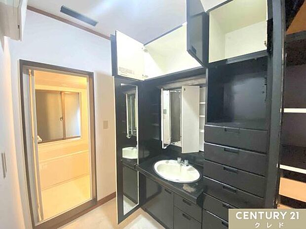 【3階洗面スペース】かっこいいホテルのような「黒」を基調とした洗面台。重厚感あり、落ち着きのある空間を演出します充実した収納を備えた洗面化粧台いつもスッキリとした清潔な空間を保ちます