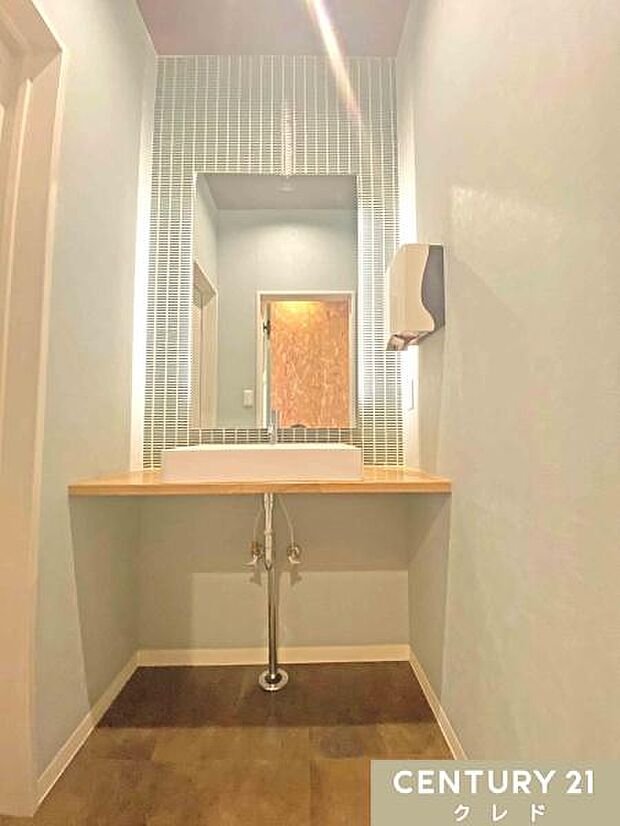 【2階事務所側トイレ・洗面スペース】清潔感あふれるデザイン。荷物が置けるよう、個室のサイズや手洗い場の間隔を広めに設計しています。是非現地ご覧ください。