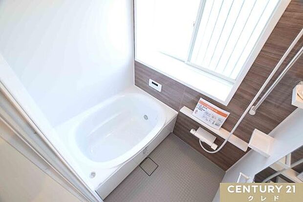 【新規ユニットバス】大きな窓からの陽射しが明るい浴室日々の疲れを癒せる憩いのバスルームです。