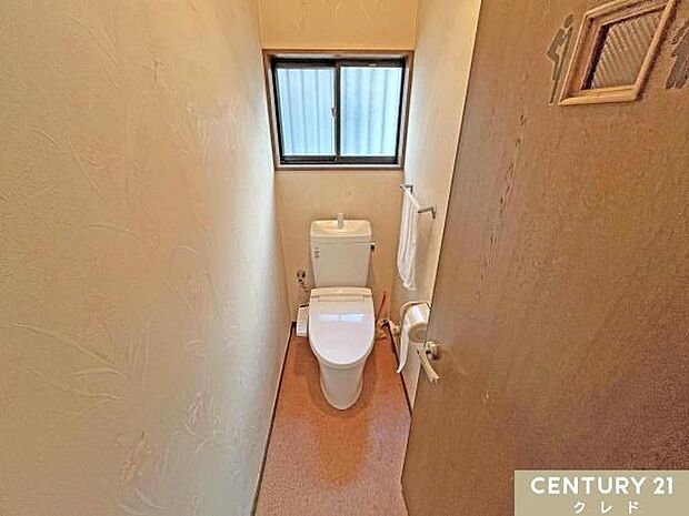 花模様のお洒落なアクセントクロスが印象的なトイレ。お好きなレイアウトを加えて使いやすくリラックスできる空間にしてみてはいかがでしょう