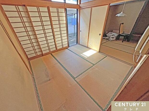 【東側　和室4.5帖】隣の和室と合わせた使い方も可能。柔らかな畳の上はちょっと疲れた時にお昼寝できるのもうれしいですね。