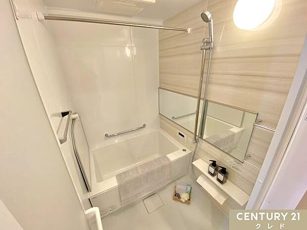リノベーションで生まれ変わった実設備のバスルームです。室内物干しや浴室乾燥機もある浴室は、天気の悪い時のランドリーコーナーとしてもお使いできます。