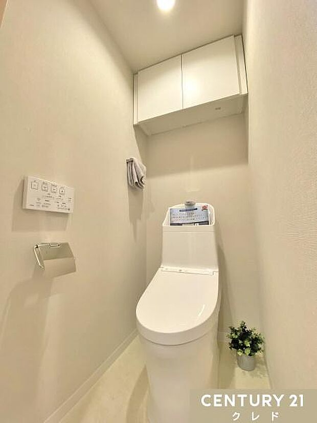 白を基調としたウォシュレット付きのトイレです。室内上部には消耗品などのストックなど収納できる造りです。温水洗浄・便座暖房機能の付いたトイレは、肌への負担に配慮し、快適な生活をサポートします。