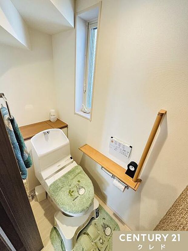 【1階トイレ】ウォシュレット機能の付いたトイレは、肌への負担に配慮し快適な生活をサポート。背面のカウンターは収納スペースとしても使用できます。