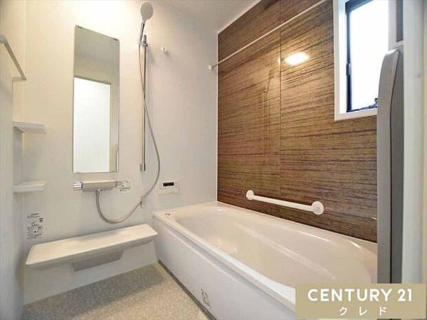 【バスルームは一日の疲れを癒すくつろぎの場所】清潔感のある浴室は、心身ともに癒される特別な空間。一日の終わりに贅沢なバスタイムを。