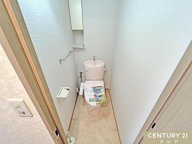 ウォシュレット付きのトイレに交換しました。室内はライフスタイルに合わせやすいシンプルな造り。温水洗浄・便座暖房機能の付いたトイレは、肌への負担に配慮し、快適な生活をサポートします。