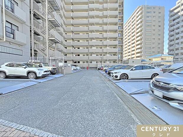 平面タイプの駐車場があります。出し入れがしやすく、車種や車の大きさに左右されないので、どのようなタイプの車でも駐車できます。
