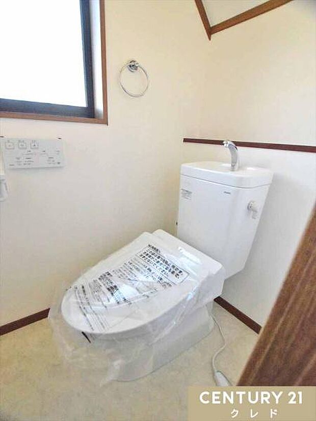 トイレは1階も2階も新規交換済み！！シンプルに清潔感のあるホワイト色。収納が付いて実用性も兼ね備えた造り。いつも清潔な空間であって頂けるよう配慮しました。