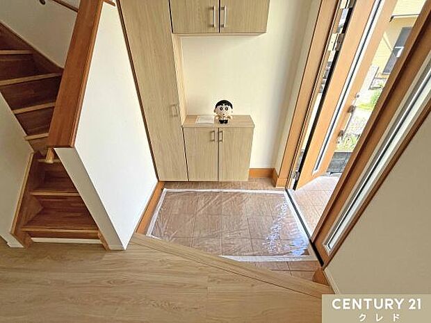 収納のある玄関は、生活動線にゆとりを生み出します。玄関は掃除がしやすく、きれいな状態を維持しやすい耐久性に優れたタイル敷きです。