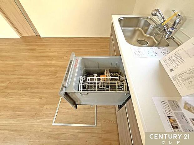 【食器洗浄乾燥機】時短・節水が可能な食器洗い乾燥機を完備したキッチン。食後の時間は家族との時間や自分時間として、生活にゆとりを持つことができます。
