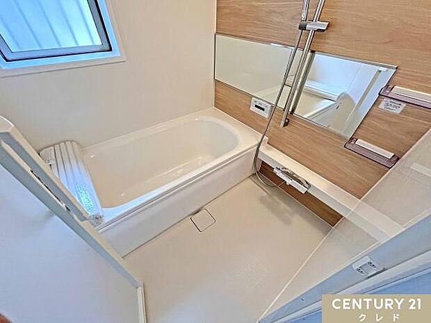 ユニットバスは浴室暖房乾燥機付きの物に新規交換しました。快適な温度を保ち、防カビにも効果的です。洗練された印象の横長の鏡を配した浴室内です。