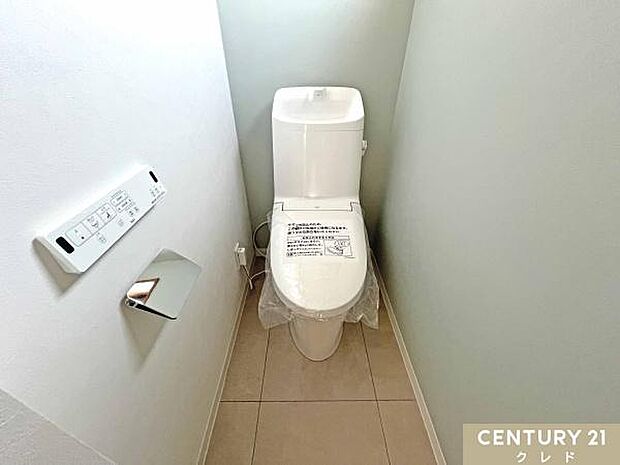 白を基調としたウォシュレット付きのトイレです。室内はライフスタイルに合わせやすいシンプルな造り。温水洗浄・便座暖房機能の付いたトイレは、肌への負担に配慮し、快適な生活をサポートします。
