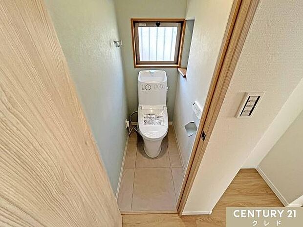 1、2階の各階にウォシュレット機能付きトイレを設置。朝の忙しい時間帯は待たずに使用することができ、万が一の故障やトラブル時でも慌てずにすみます。