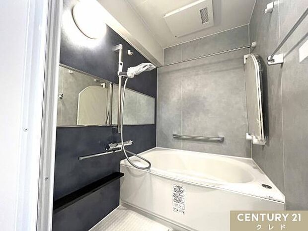 ≪浴室≫シックな色合いのユニットバス。ゆっくりと1日のお疲れを癒してください。物干し用のバーも付いているのでランドリースペースとしても活用できます。
