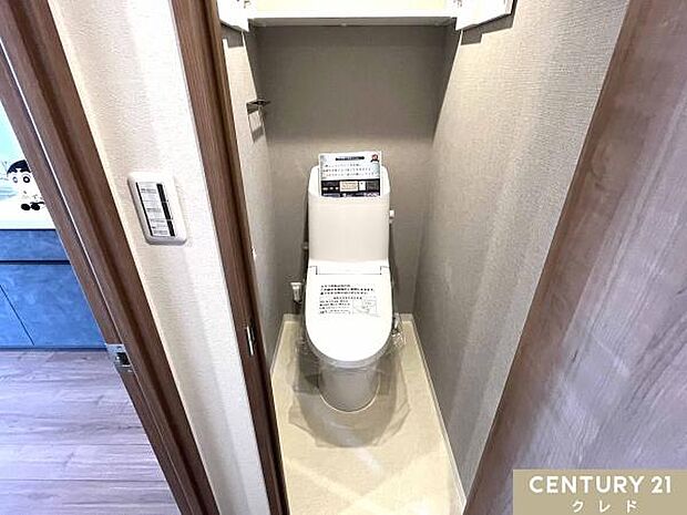 ≪ウォシュレット機能付きトイレ≫肌への負担に配慮し、快適な生活をサポートします。1階には窓が付いているので換気もしやすいです。