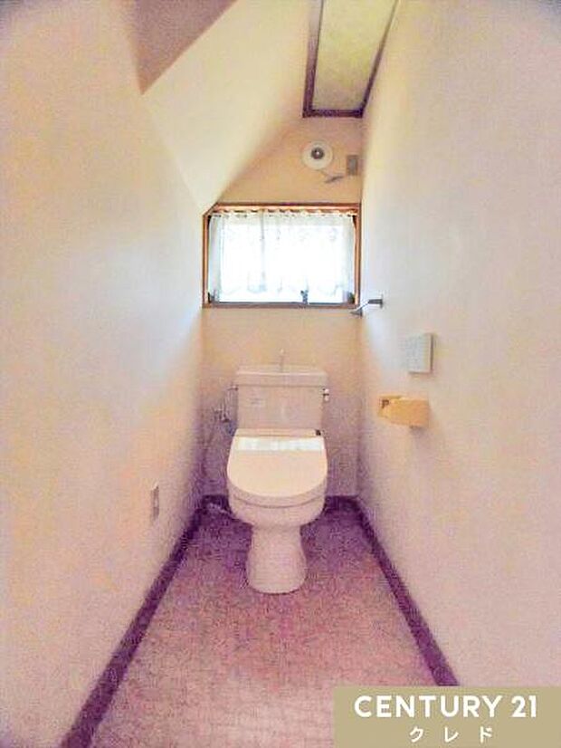 階段下のスペースを利用したトイレがあります。こちらにも窓が付いています。シンプルな個室内は掃除もしやすい造りとなっています。