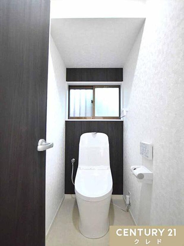 【ウォシュレット機能付きトイレ】肌への負担に配慮し、快適な生活をサポートします。1階と2階には窓が付いているので換気もしやすいです。