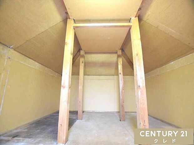 【屋根裏収納】洋室6帖には屋根裏収納があります。季節物やスーツケースなど、普段使わない物を収納できるスペースとして便利です。