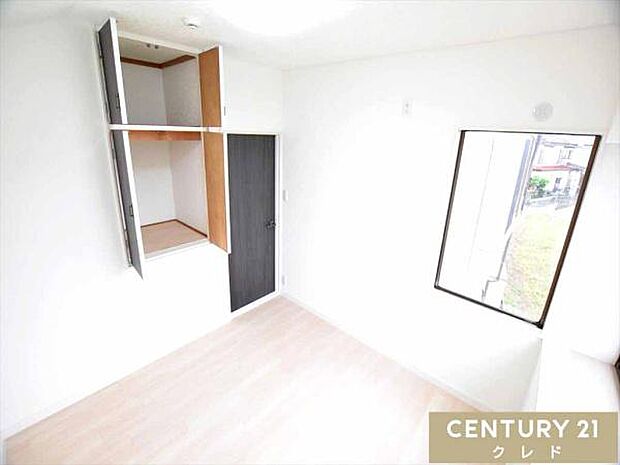 【洋室4.5帖】出窓のあるこだわりの間取り。便利な収納スペースが付いているのでスッキリ片付き、お部屋を広く使うことができます。