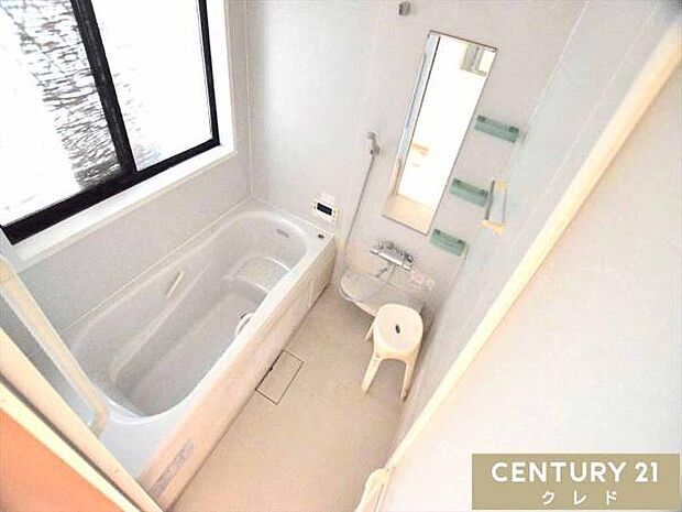 【一坪タイプの浴室】浴室には節水もできるベンチタイプの浴槽があるのでお子様との入浴時も安心。ゆったりと半身浴を楽しむこともできます。