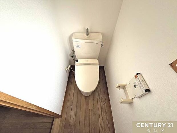【ウォシュレット機能付きトイレ】2か所のトイレに衛生面も安心なウォシュレット機能が付いています。3か所にトイレがあるので待たずに使用できます。