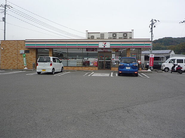 セブンイレブン岩出新田広芝店まで972m、徒歩2分