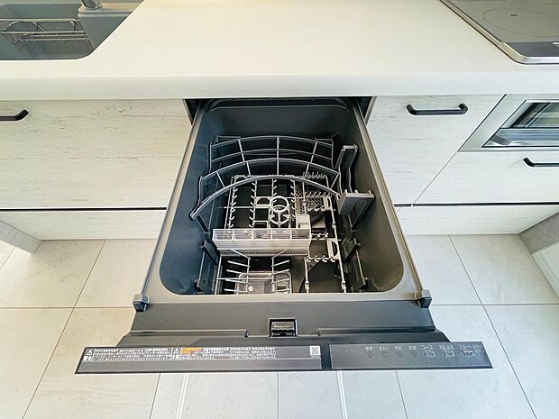 食洗機つきのシステムキッチン。毎日の家事に便利をプラスします