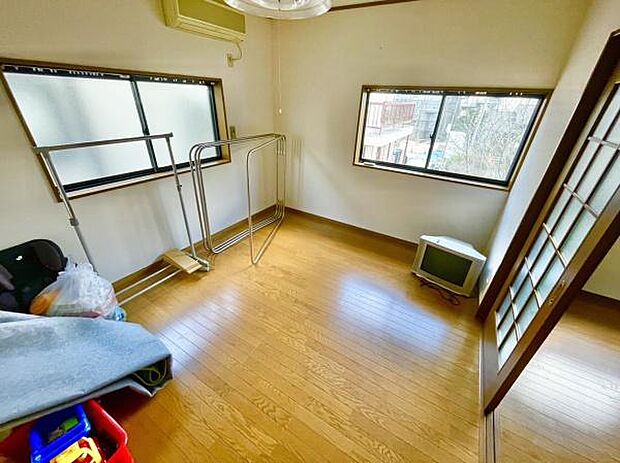 子供部屋には収納もあり、広々空間利用できます、又2面に窓が配置されており、光もお部屋に取り込めます。