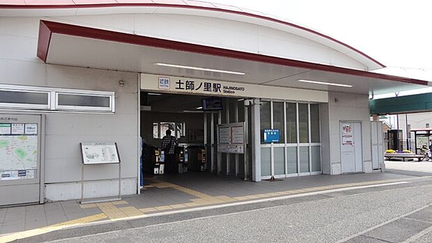 土師ノ里駅(近鉄 南大阪線)まで1057m、古墳時代の豪族土師氏にその名の由来を持つが、土師ノ里という名は駅と交差点のみで、地名は存在しない。