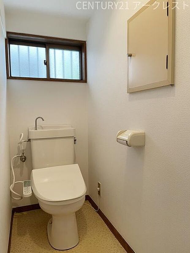 収納付き1階の温水洗浄便座付トイレ