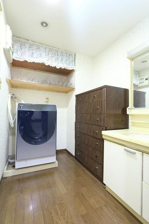 広めのスペースの脱衣所ですので、楽々です。洗濯置場上に便利な収納棚付き！