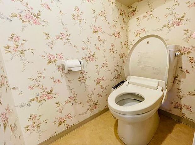 トイレになります！ウォシュレット付きになります♪花柄の壁紙の可愛らしく、素敵な空間です♪