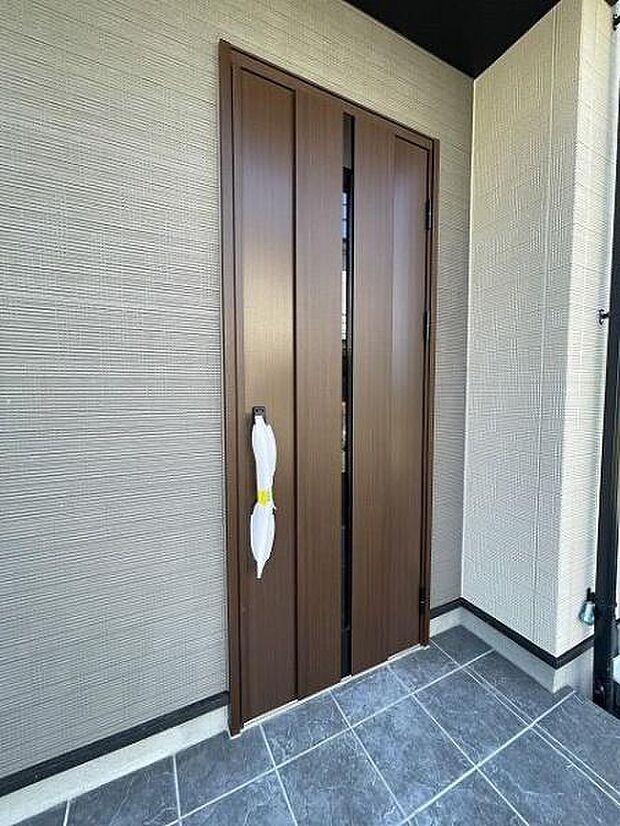 洗練された印象のスタイリッシュな玄関ドア。ポーチ部分にゆとりがあり、雨の日や荷物の多い時の出入りもスムーズです。
