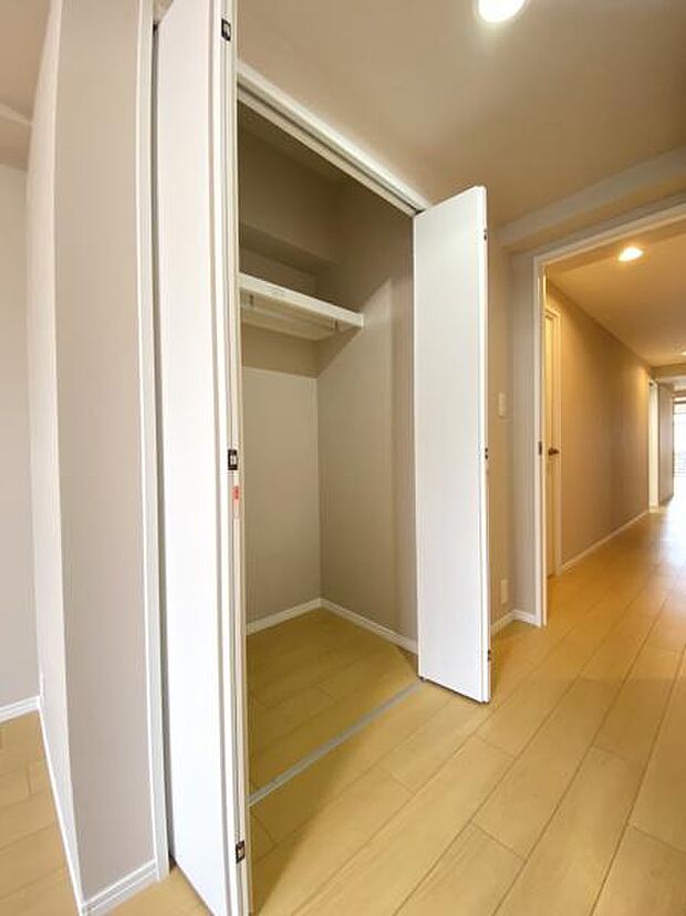 廊下にも大容量の収納を設置、掃除機等普段の家事に使う家電や道具をしっかり収納できます。