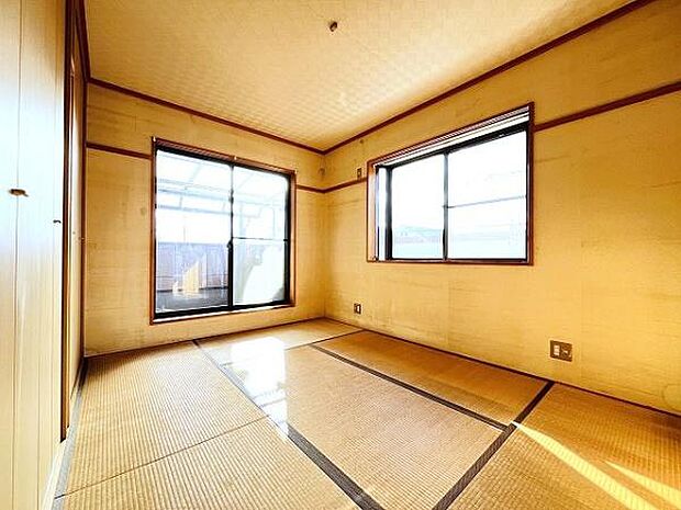 和室6帖。2面窓で明るいお部屋です。