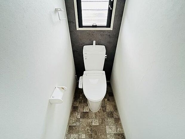 1階トイレ　窓があり明るく通気できますね。