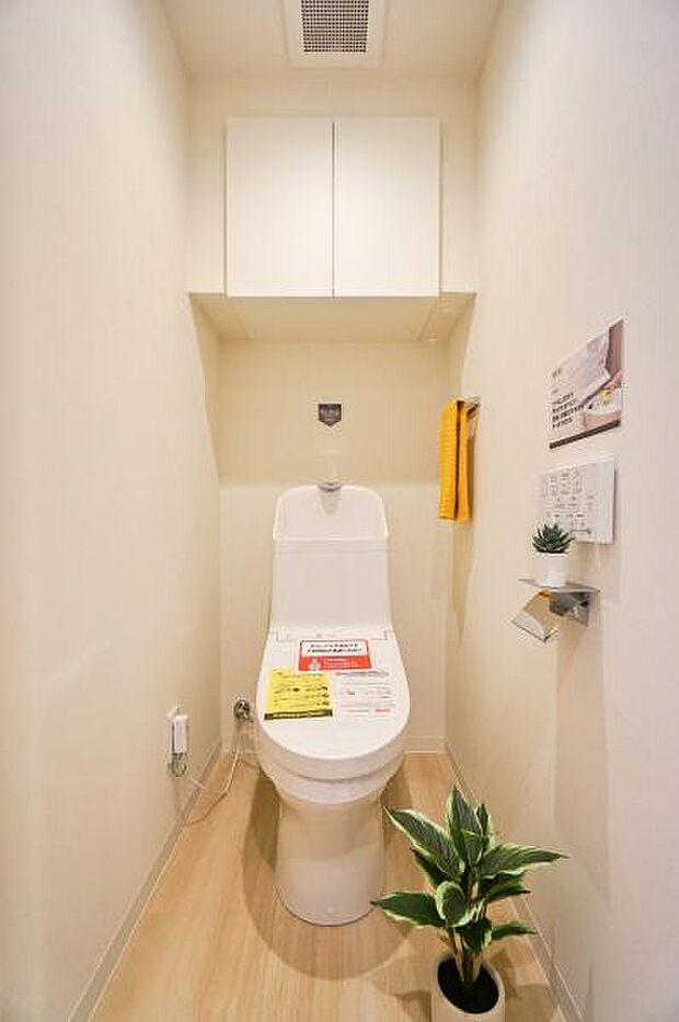 清潔感のある内装のすっきりとしたデザインのトイレです。水周りが綺麗だと安心ですね。