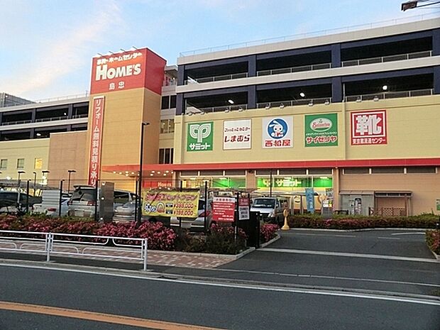島忠ホームズ新川崎店まで480m、徒歩約6分です。こちらのお店は、江ヶ崎バス停から徒歩2分のところにあります。扱っている商品が幅広く、とても便利です。