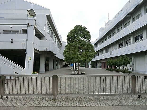 横浜市立新鶴見小学校まで84m、徒歩約1分です。設立からまだ日は浅く校舎がとても綺麗な学校です。