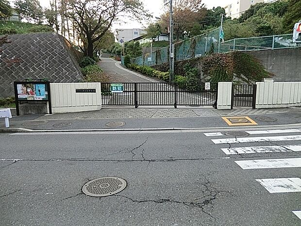 横浜市立芹が谷中学校まで562m、徒歩約7分です