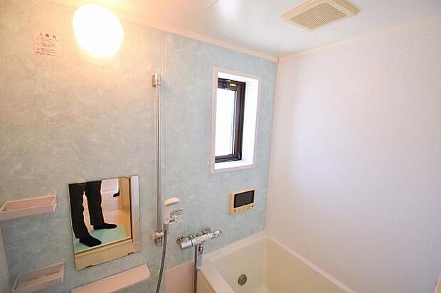 シンプルで清潔感のあるバスルーム！！窓付きバスルームで一日の疲れを癒してください！