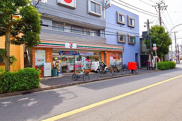 セブン・イレブン横浜大口仲町店まで565m、徒歩約7分です。ちょっとした買い物に便利です。イートインも設置されています。